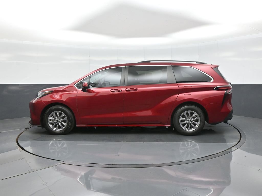 Used 2022 Toyota Sienna LE FWD image 4