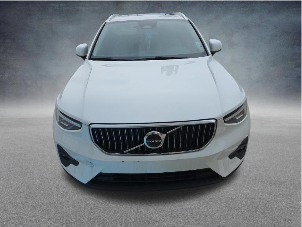 Used 2023 Volvo XC40 B5 Plus w/ Driver Assist Package AWD/4WD image 3