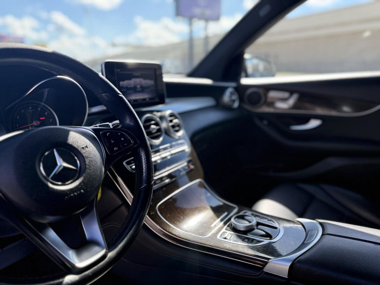 Used 2019 Mercedes-Benz GLC 300 w/ Premium Package image 10