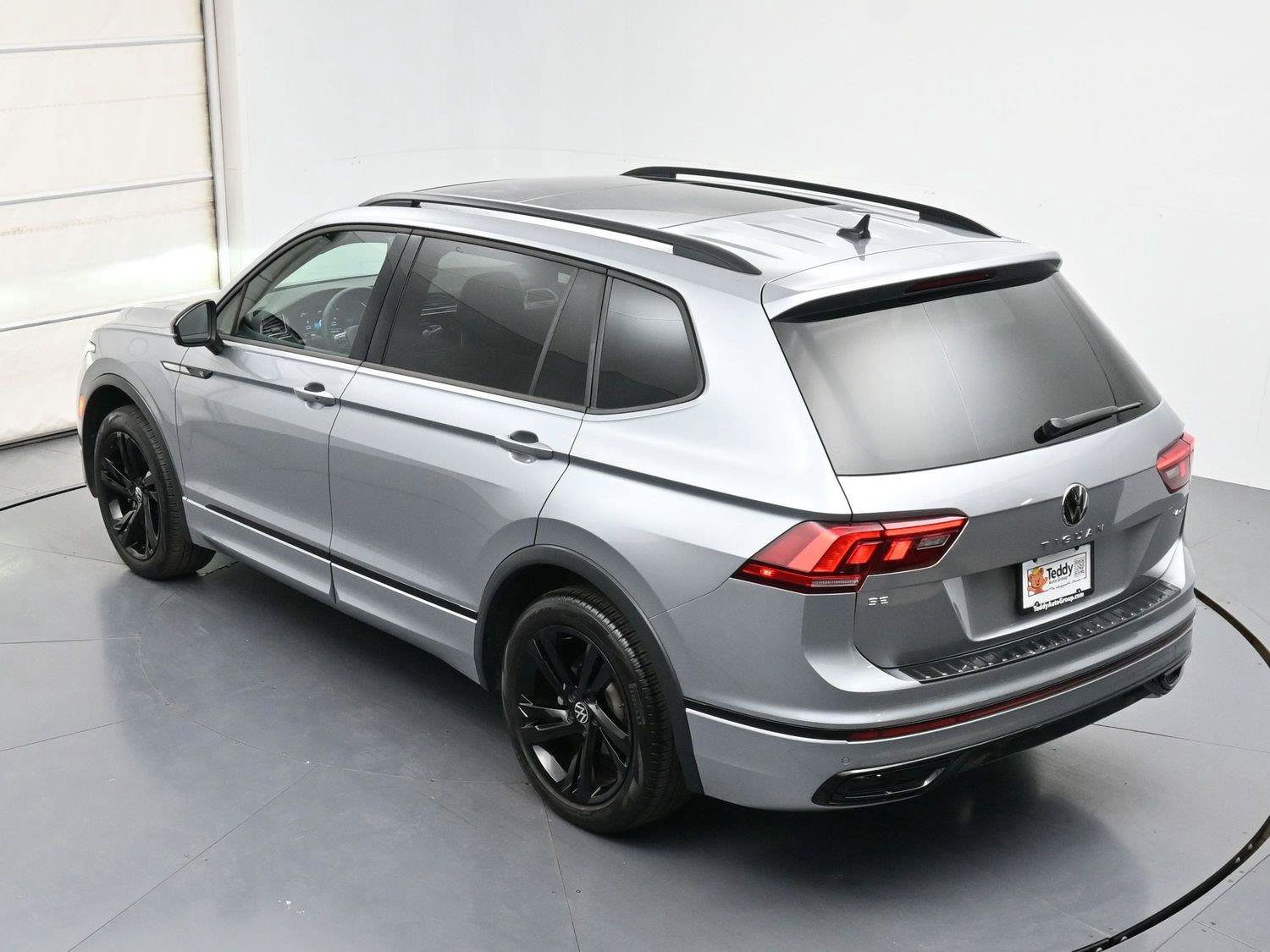 Used 2024 Volkswagen Tiguan SE R-Line AWD/4WD image 32