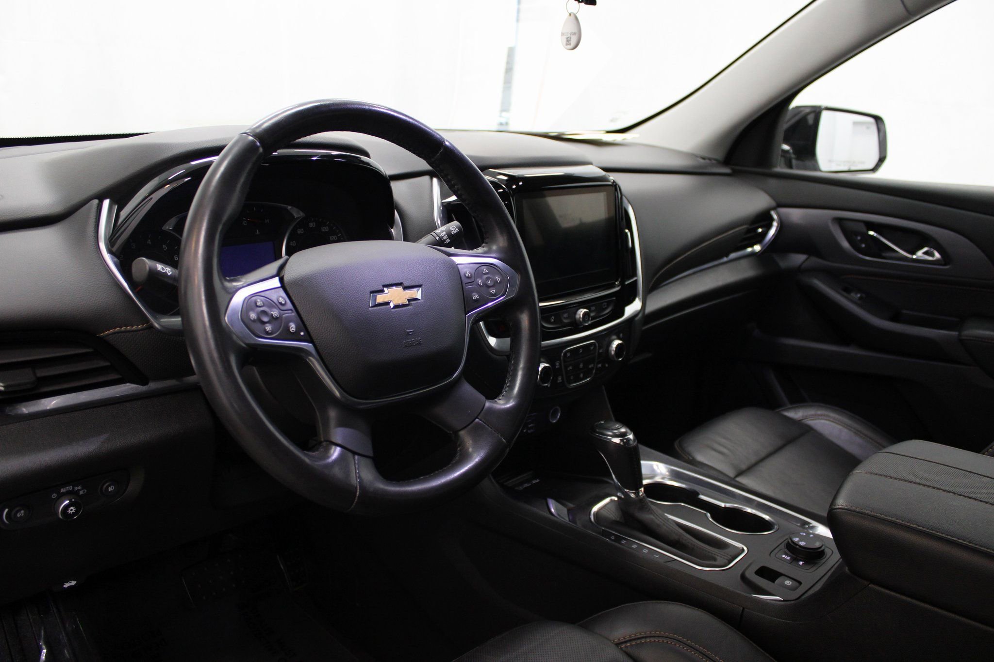 Used 2020 Chevrolet Traverse Premier w/ LPO, Blackout Package image 17