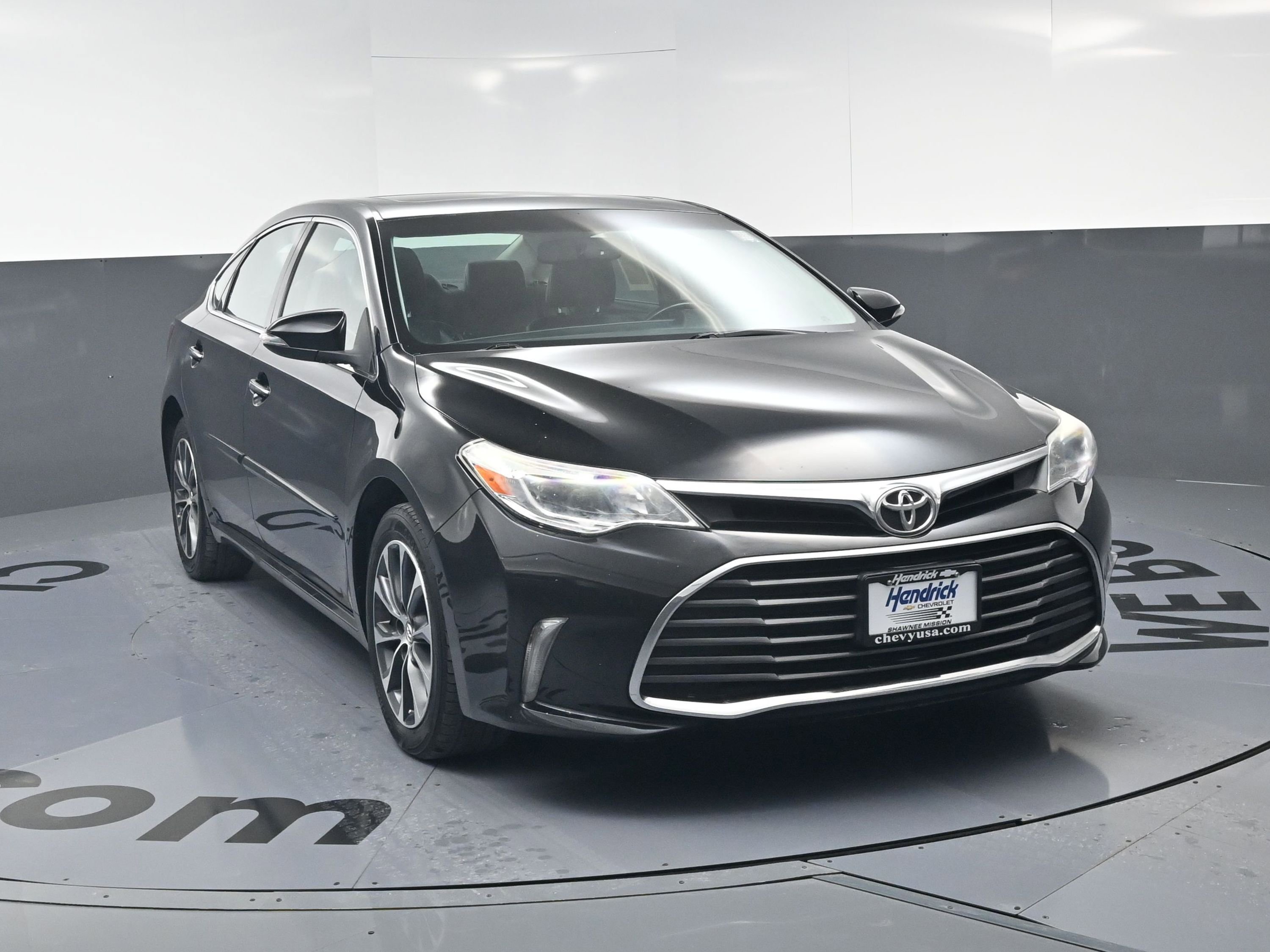 Used 2016 Toyota Avalon XLE Premium image 3