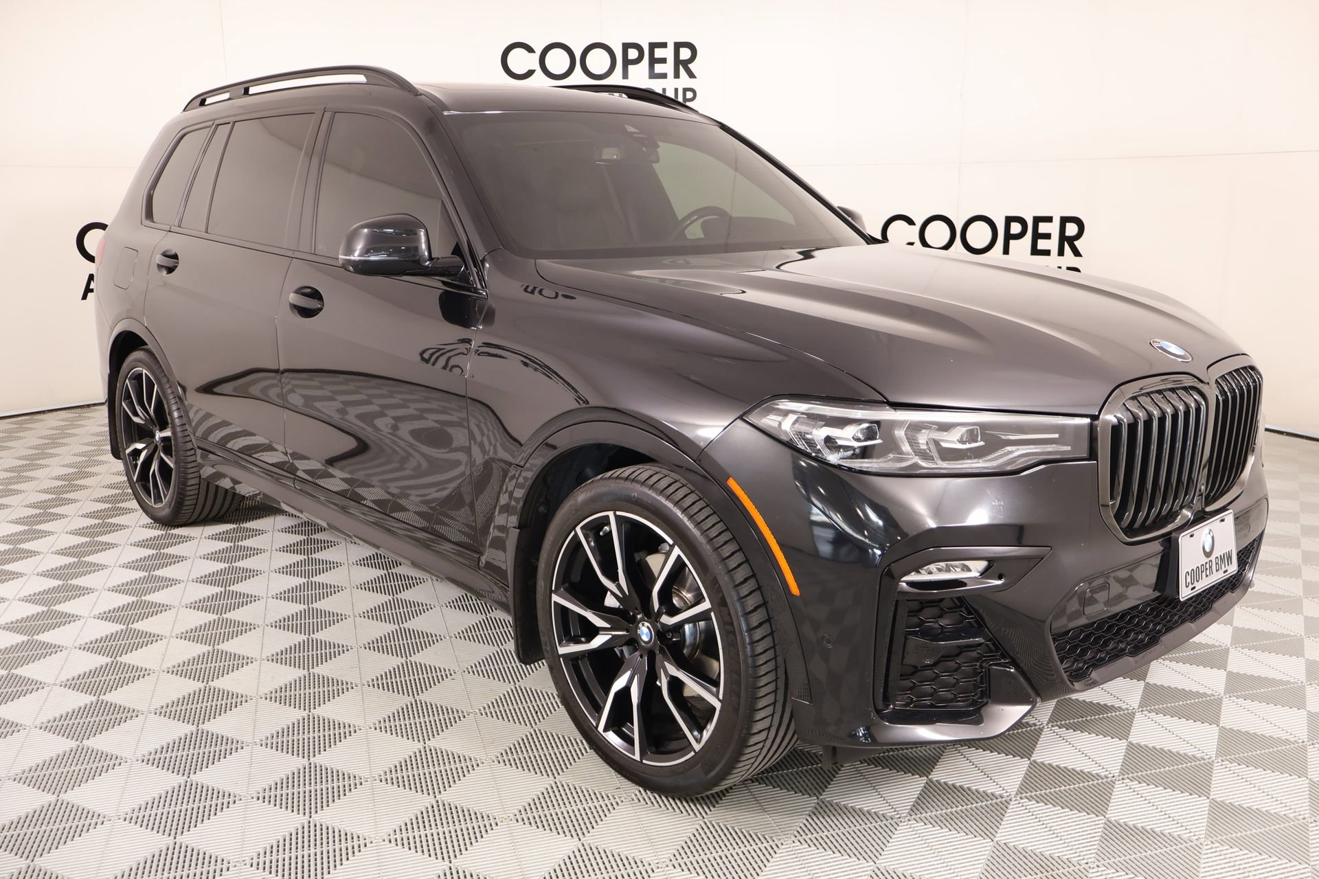 Used 2022 BMW X7 xDrive40i w/ M Sport Package AWD/4WD image 1