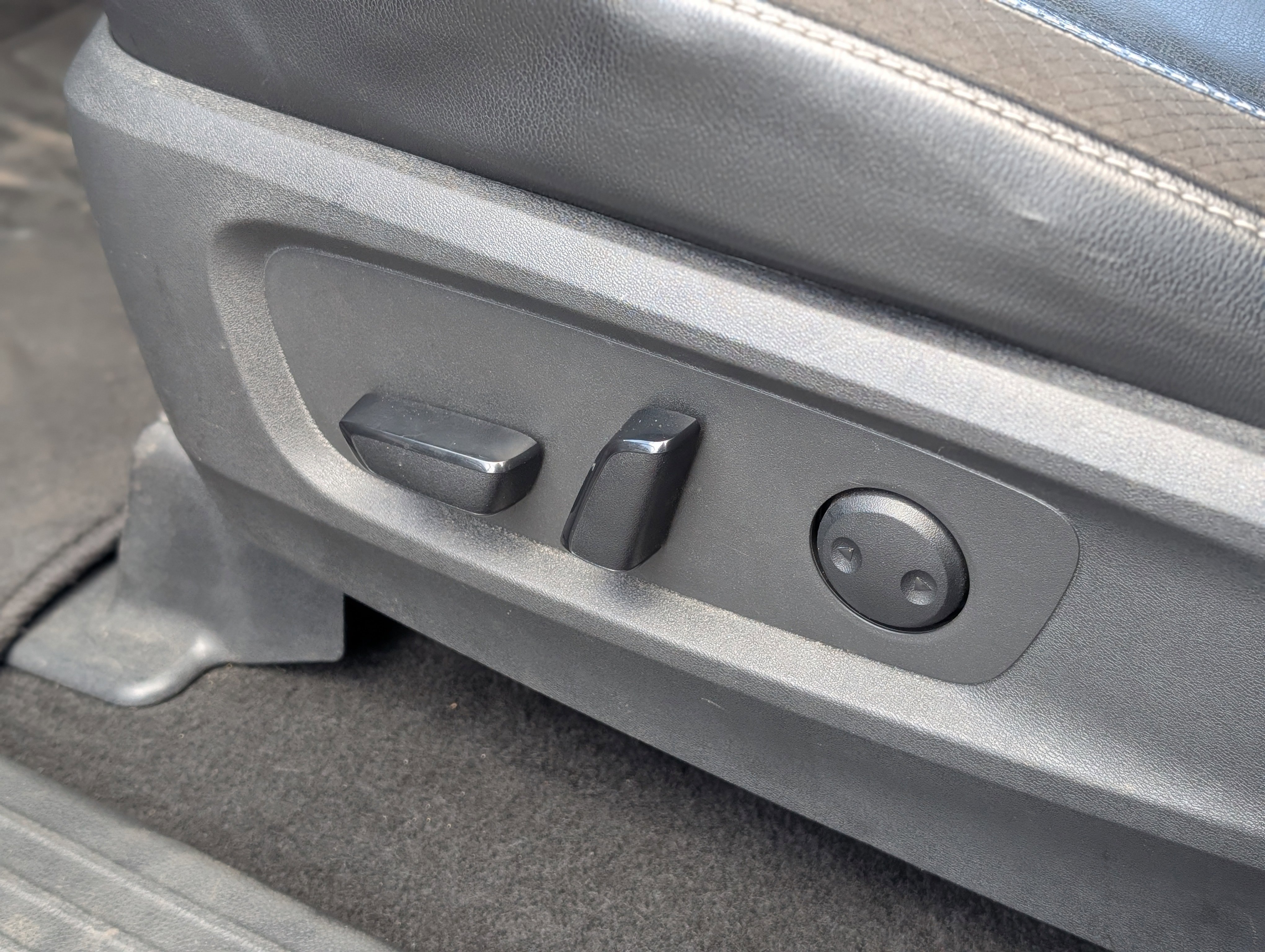 Used 2022 Nissan Pathfinder SL image 32