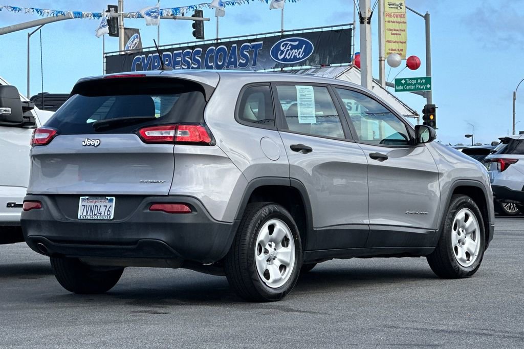 Used 2016 Jeep Cherokee Sport FWD image 3