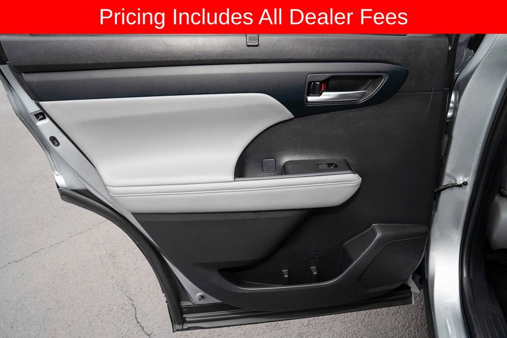 Used 2024 Toyota Highlander XLE AWD/4WD image 12