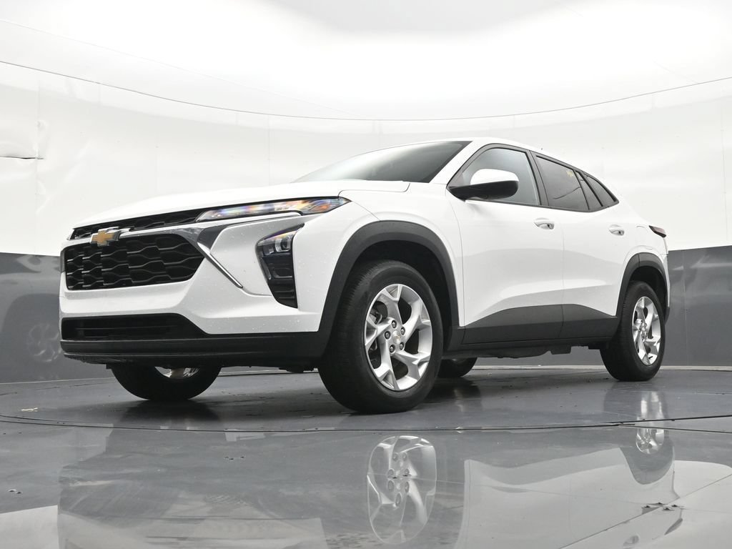 Used 2024 Chevrolet Trax LS w/ LS Convenience Package FWD image 23