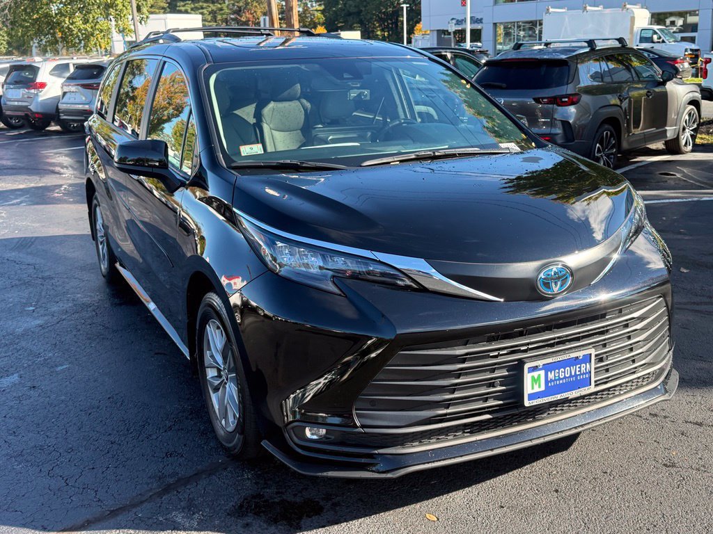 Used 2025 Toyota Sienna XLE w/ XLE Plus Package AWD/4WD image 11