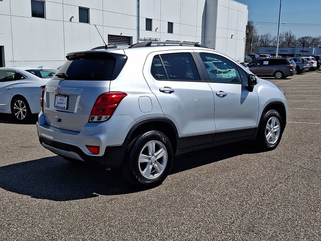Used 2022 Chevrolet Trax LT w/ LT Convenience Package image 9