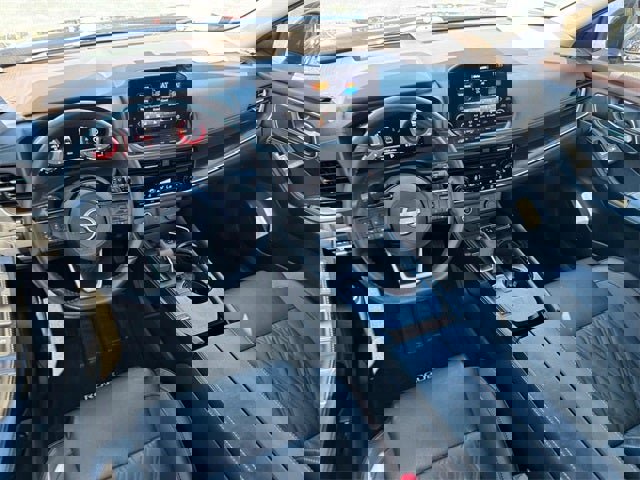 Used 2023 Nissan Rogue Platinum w/ Platinum Premium Package image 11