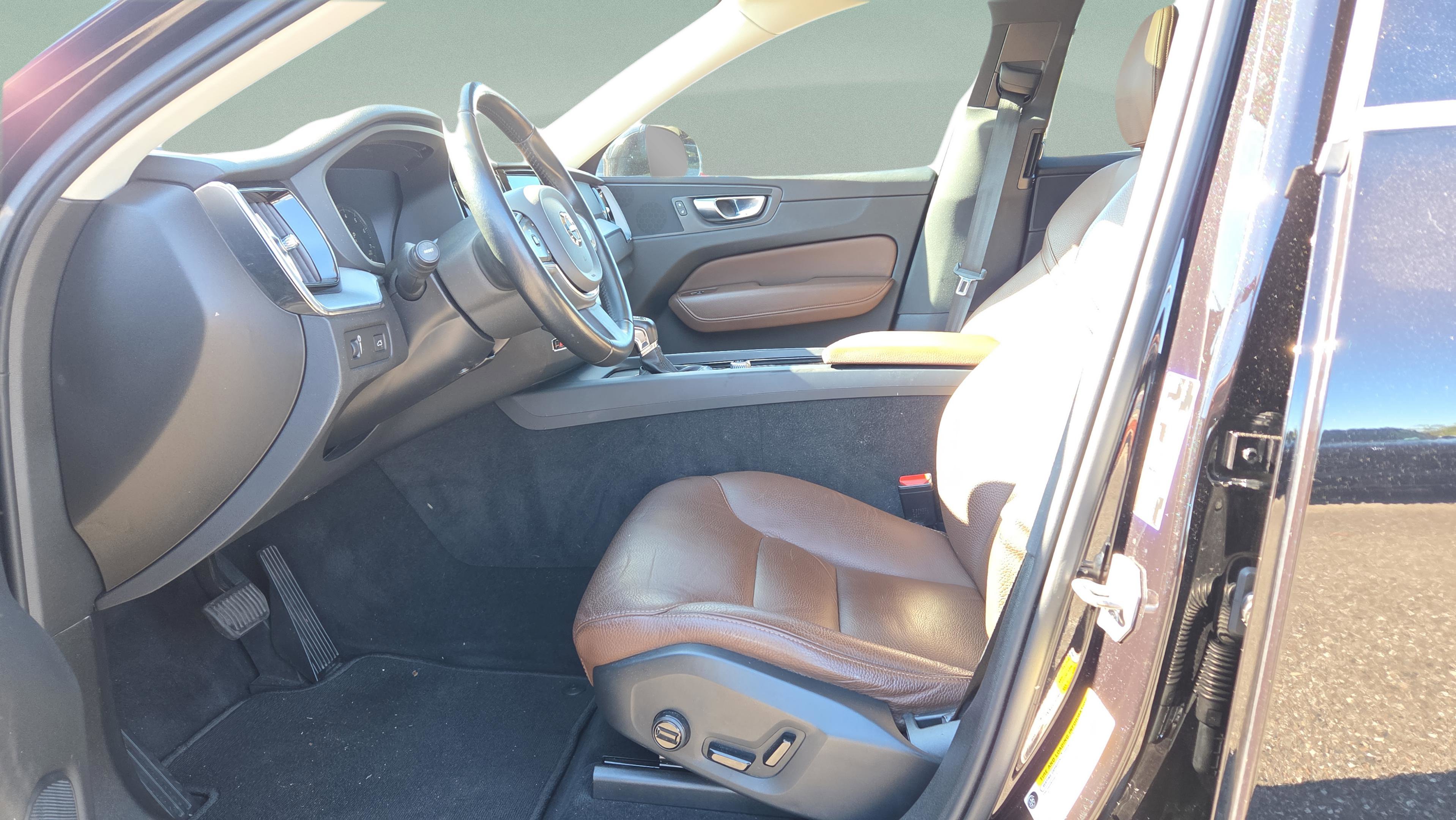 Used 2020 Volvo XC60 T5 Momentum image 31