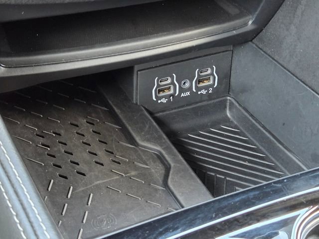 Used 2025 Chrysler Pacifica Limited image 2