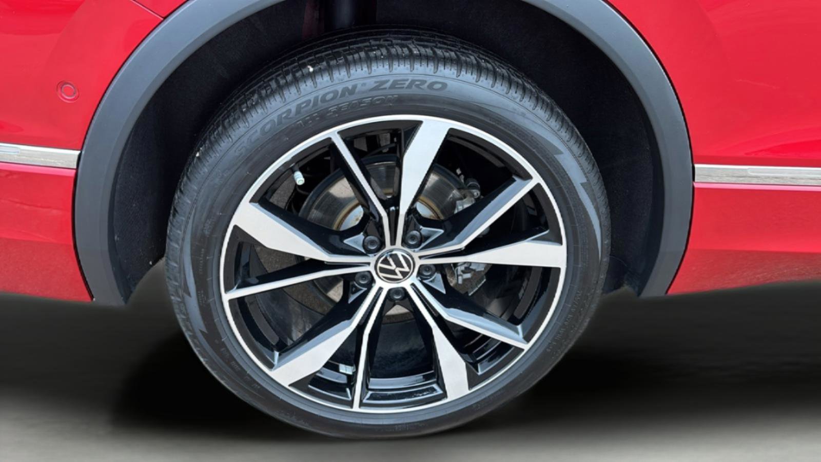 Used 2024 Volkswagen Tiguan SEL R-Line image 11