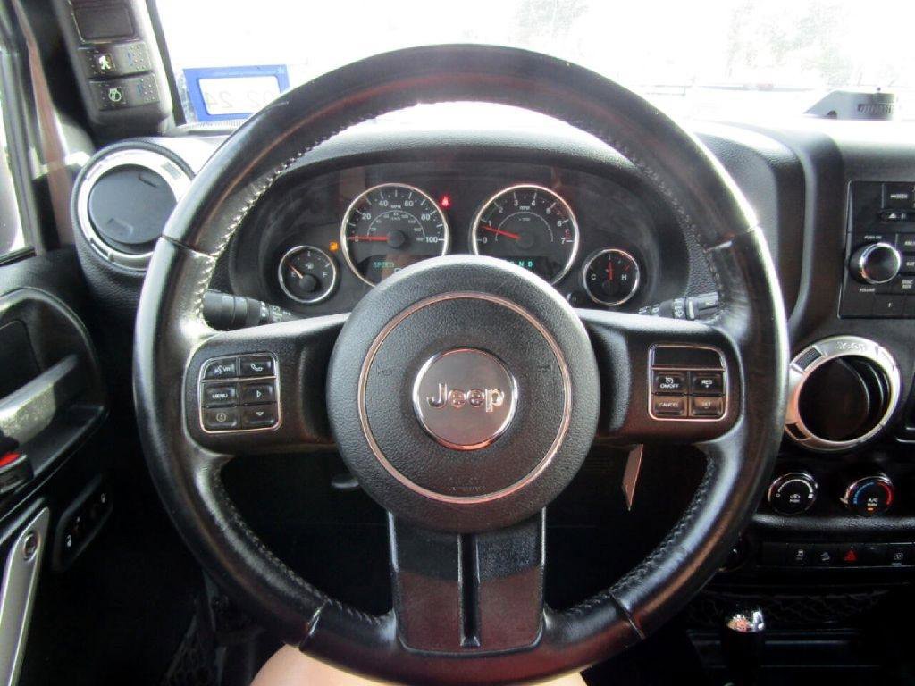 Used 2017 Jeep Wrangler Unlimited Rubicon w/ Connectivity Group image 17