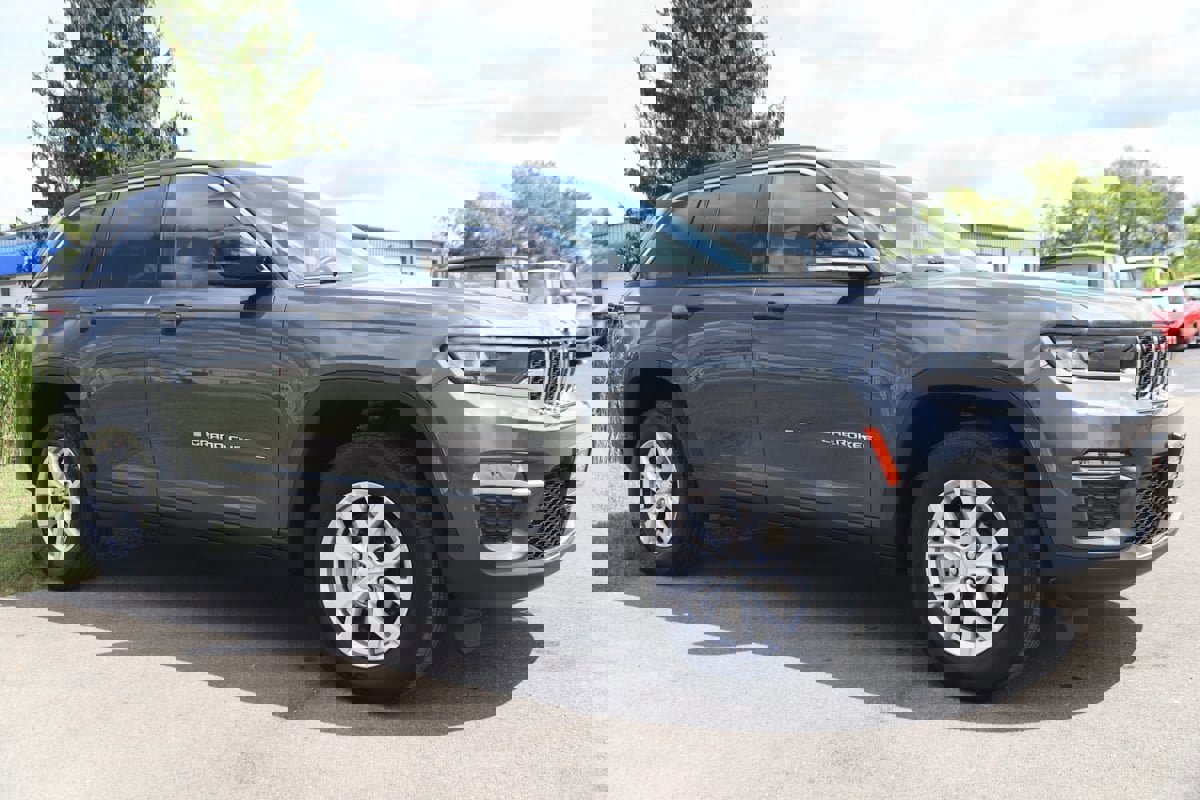 Used 2022 Jeep Grand Cherokee Limited image 2