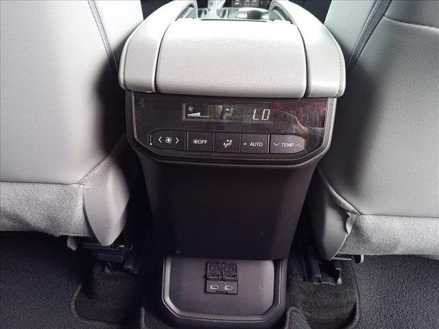 Used 2024 Toyota Highlander XLE FWD image 14