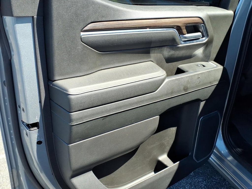 Used 2024 Chevrolet Silverado 1500 LT AWD/4WD image 7