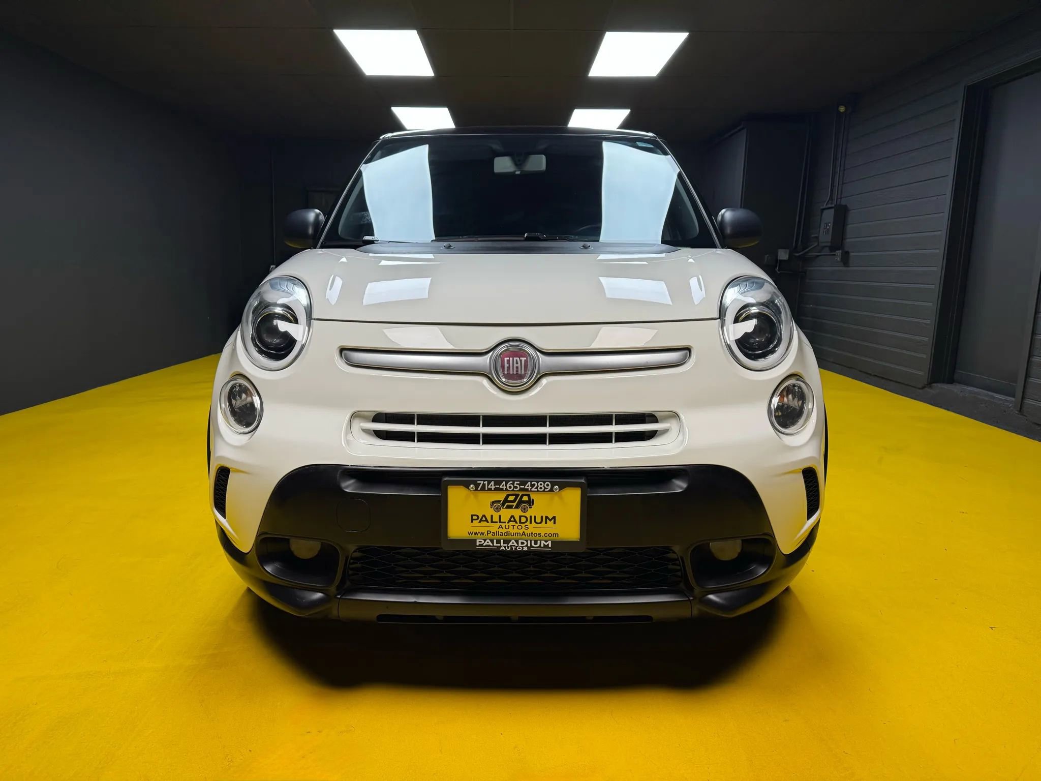 Used 2017 FIAT 500L Trekking w/ Dual-Pane Sunroof Package FWD image 4