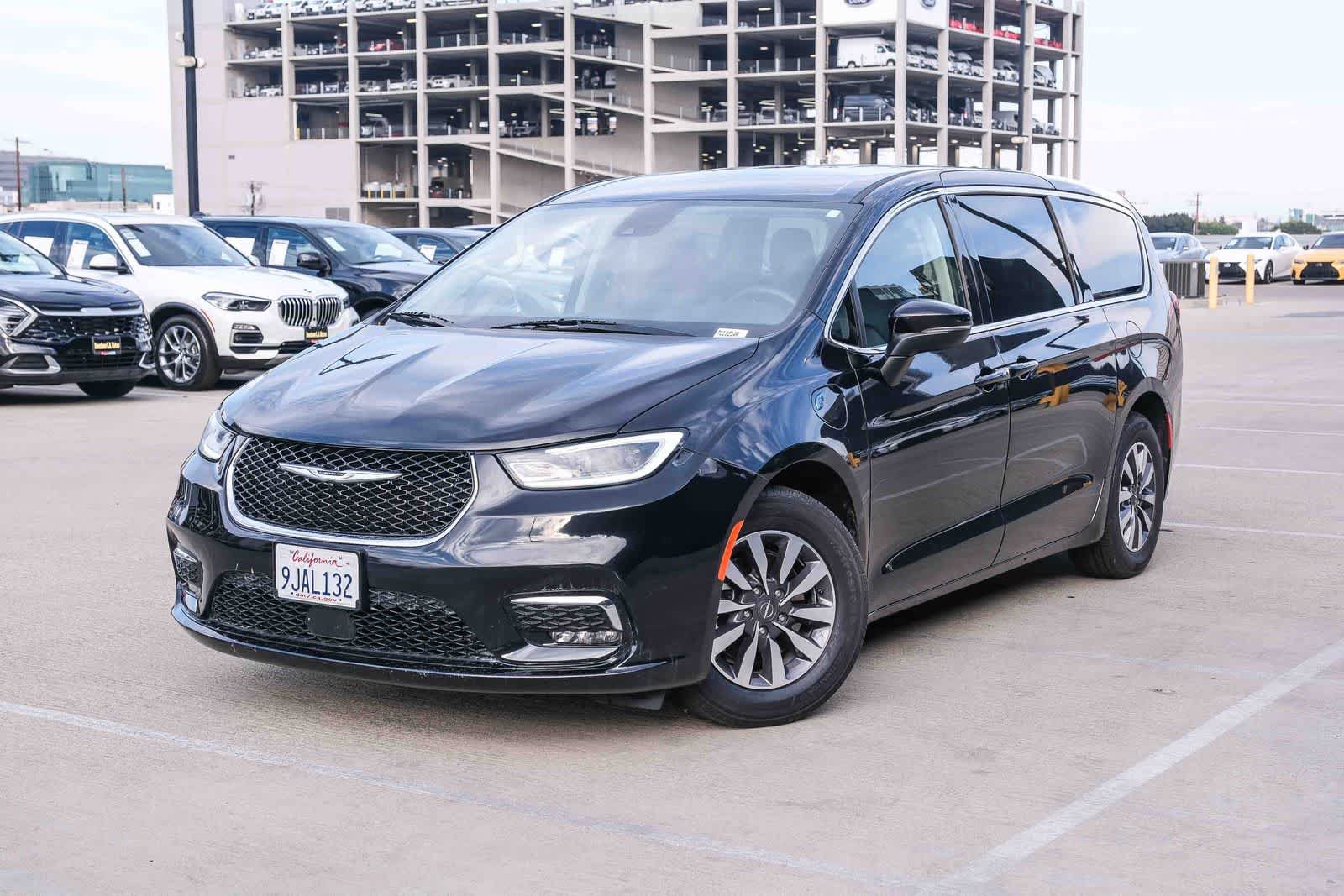 Used 2023 Chrysler Pacifica Touring-L FWD image 1