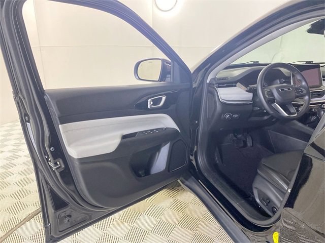 Used 2022 Jeep Compass Limited image 27