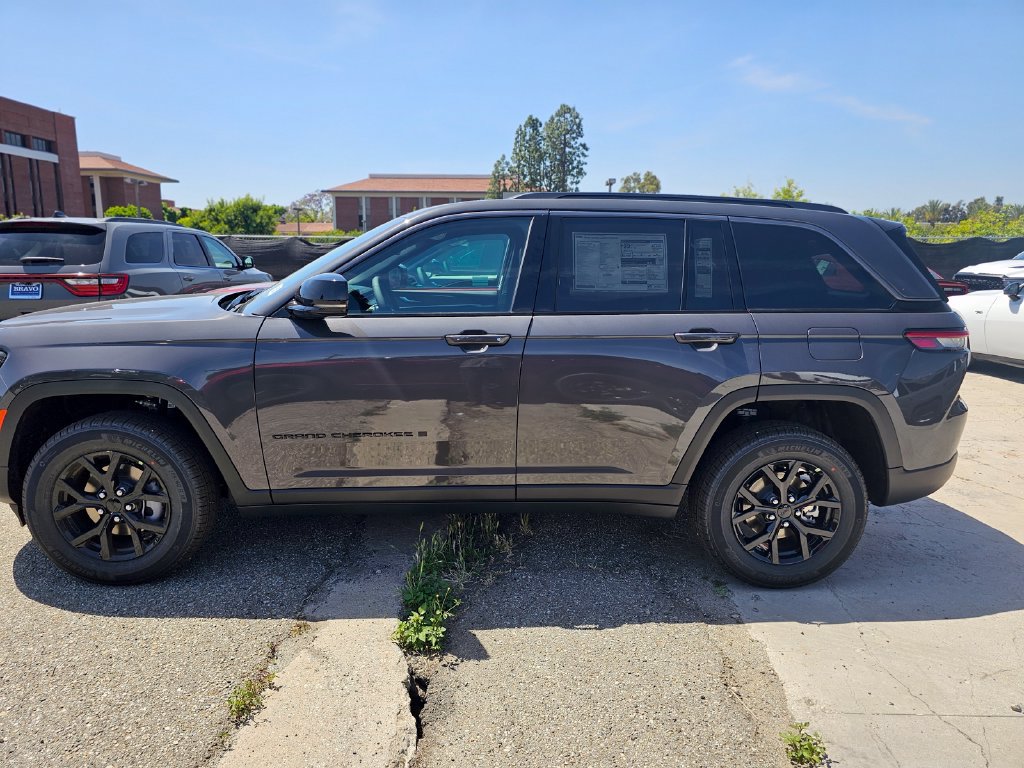 New 2026 Jeep Grand Cherokee Altitude RWD image 4