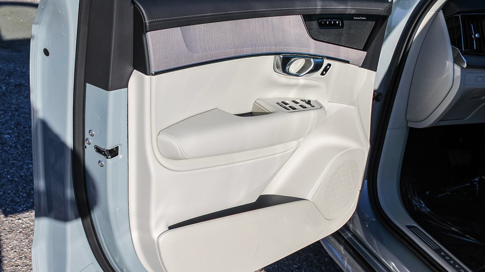 New 2026 Volvo XC90 T8 Ultra w/ Protection Package Premier AWD/4WD image 23