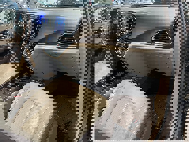 Used 2018 Chrysler Pacifica Touring-L image 21