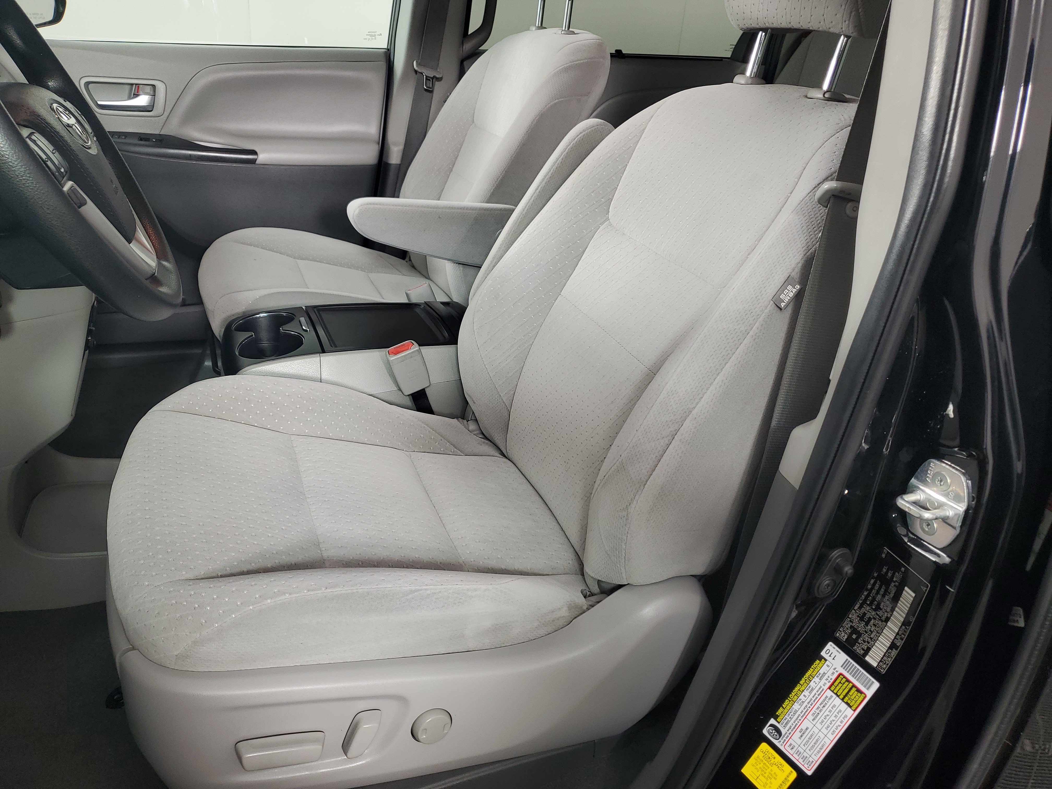 Used 2020 Toyota Sienna LE w/ Carpet Mat Package FWD image 12