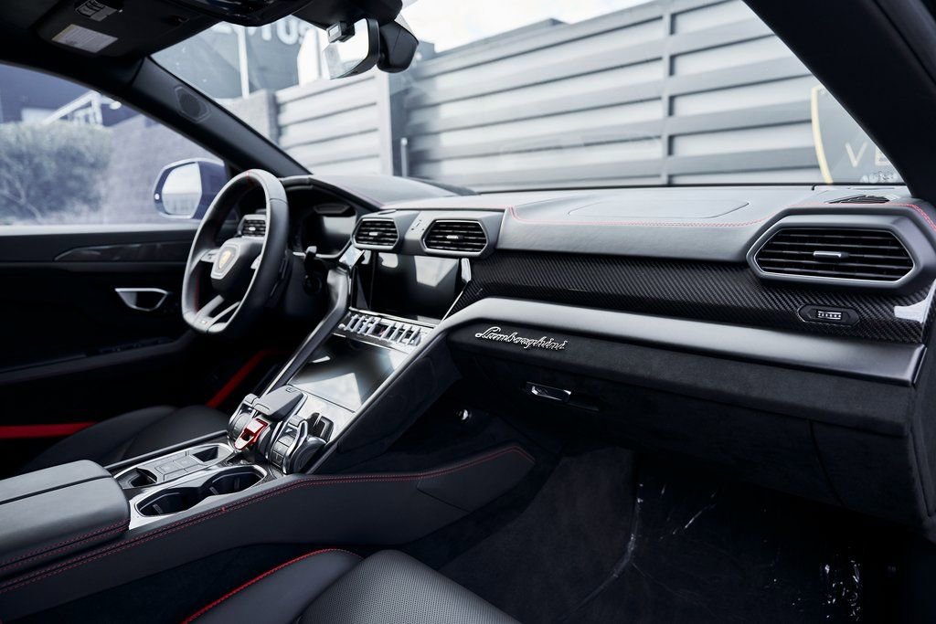 Used 2024 Lamborghini Urus Performante AWD/4WD image 48