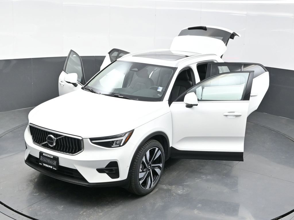 Used 2025 Volvo XC40 B5 Plus image 36
