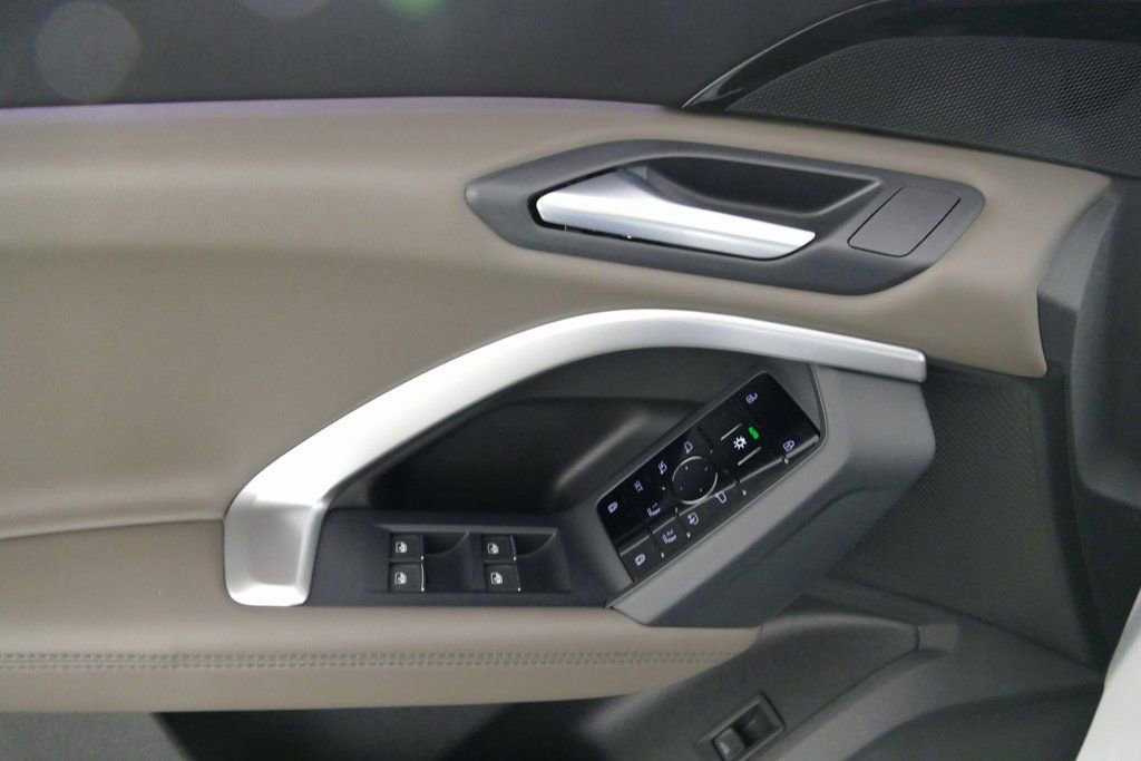 Used 2025 Audi Q5 Premium w/ Convenience Package image 11