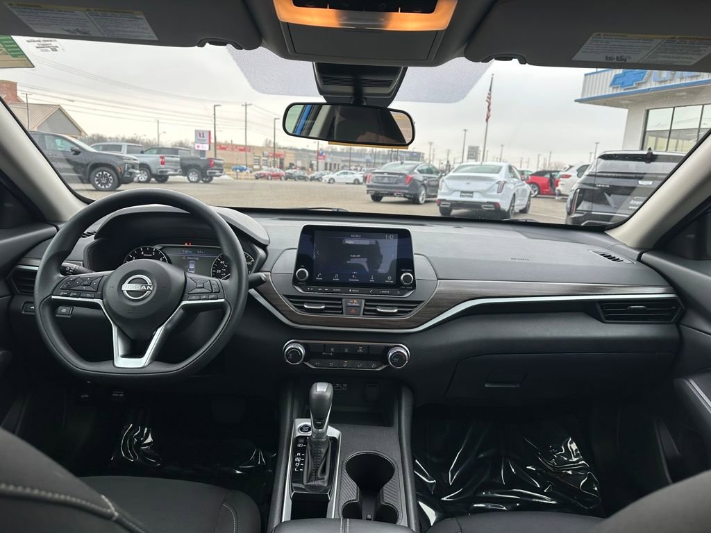 Used 2025 Nissan Altima 2.5 SV FWD image 12