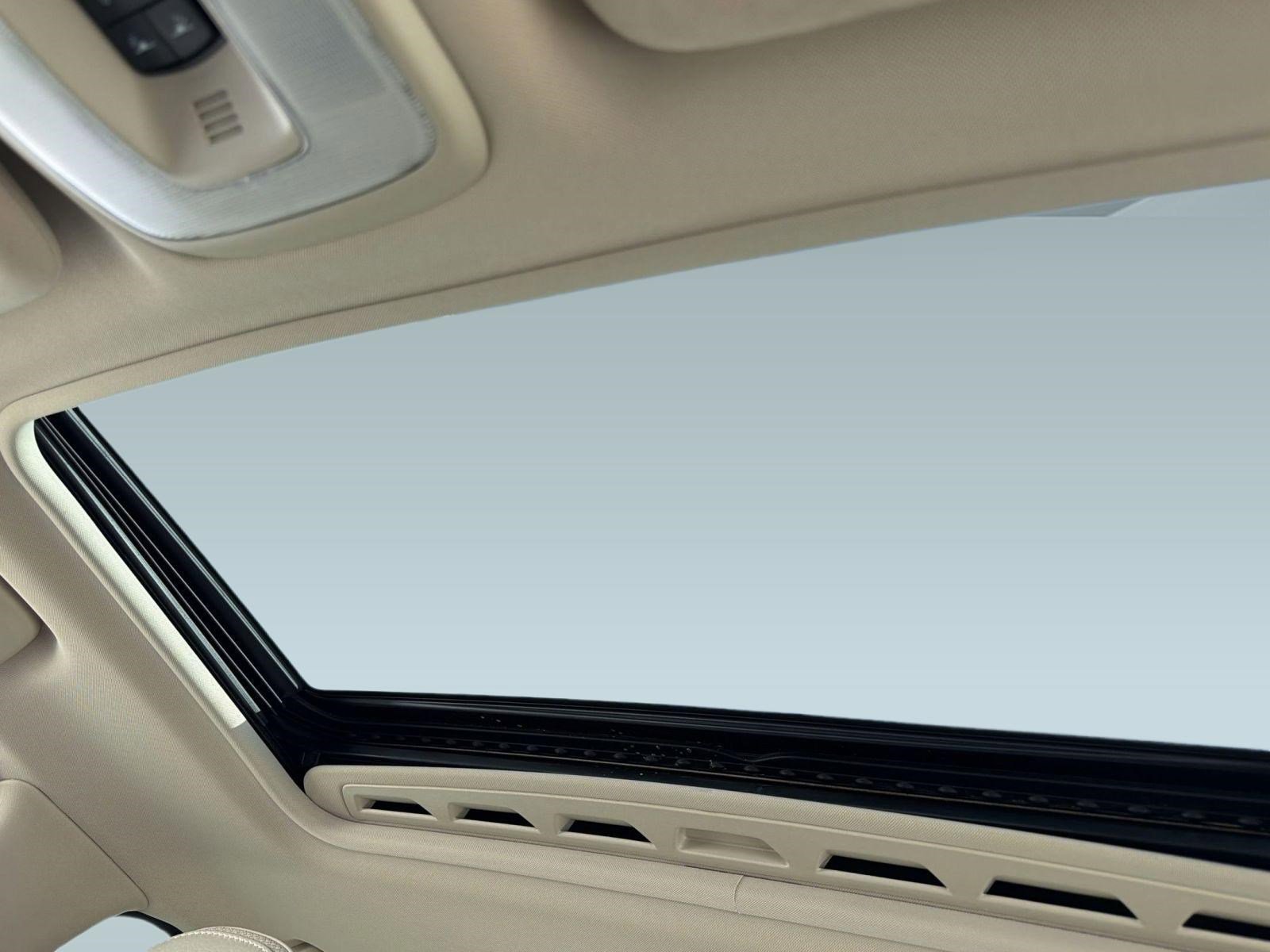 Used 2011 Volvo XC70 3.2 image 16