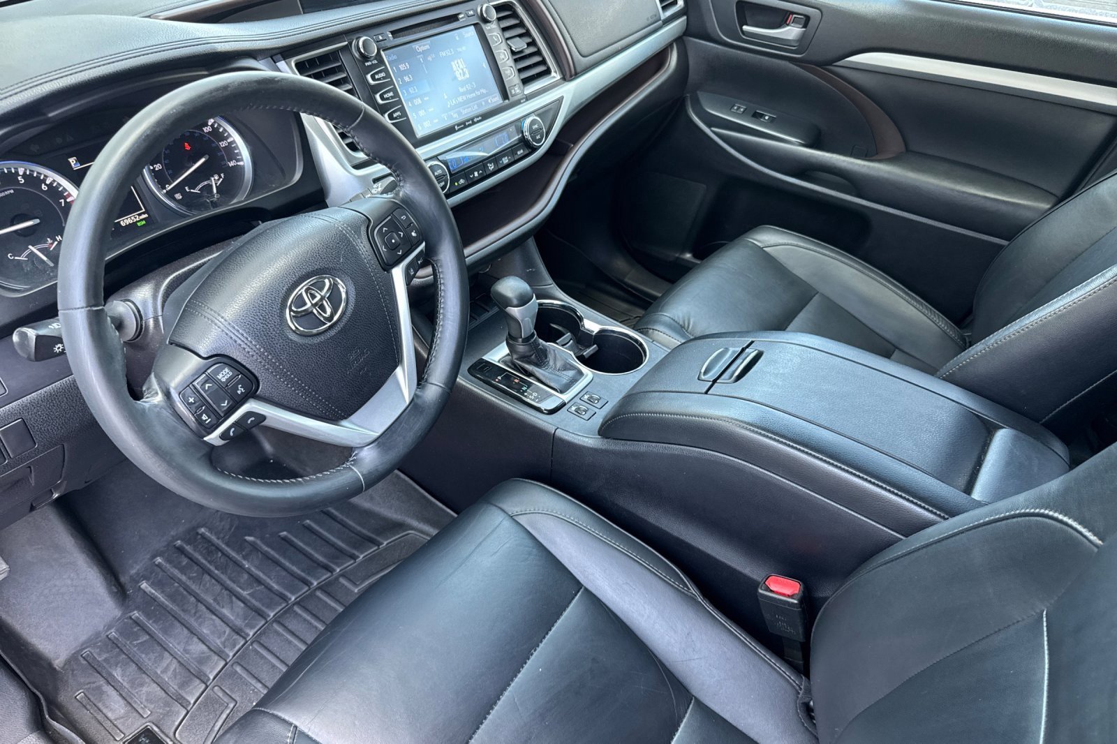 Certified 2018 Toyota Highlander XLE w/ Carpet Mat Package (TMS) image 9