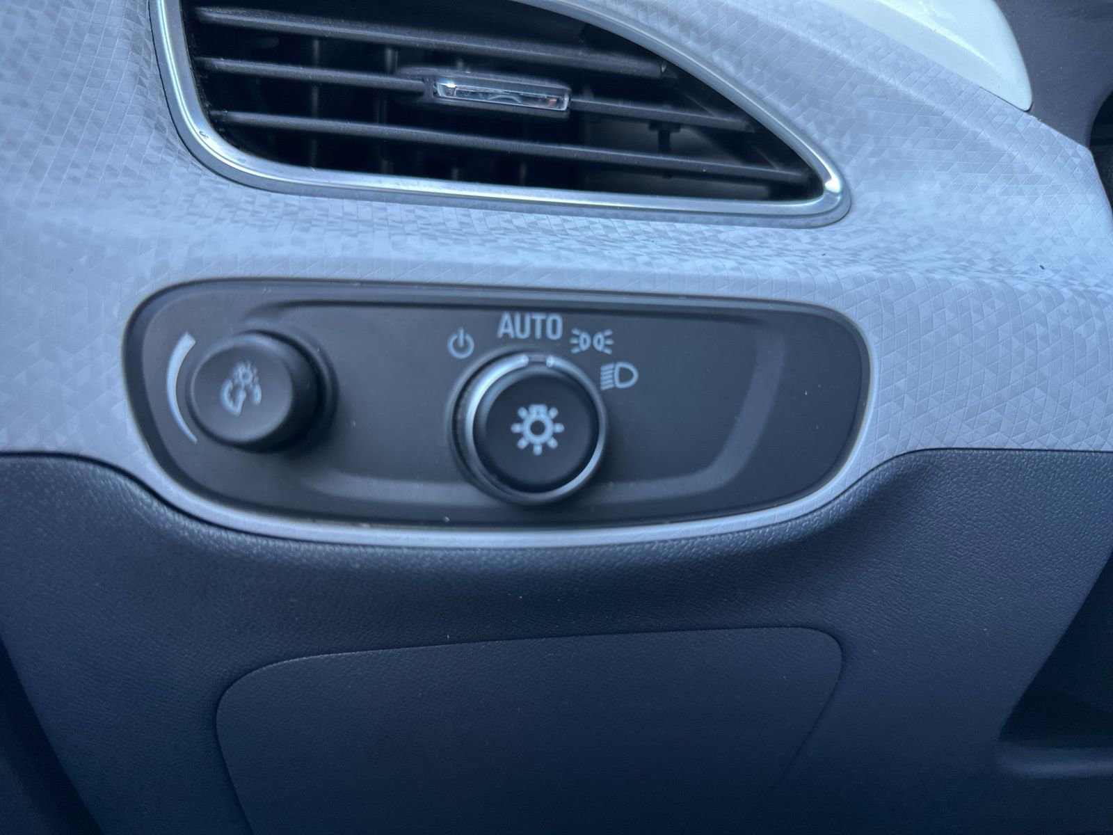 Used 2019 Chevrolet Bolt LT image 32