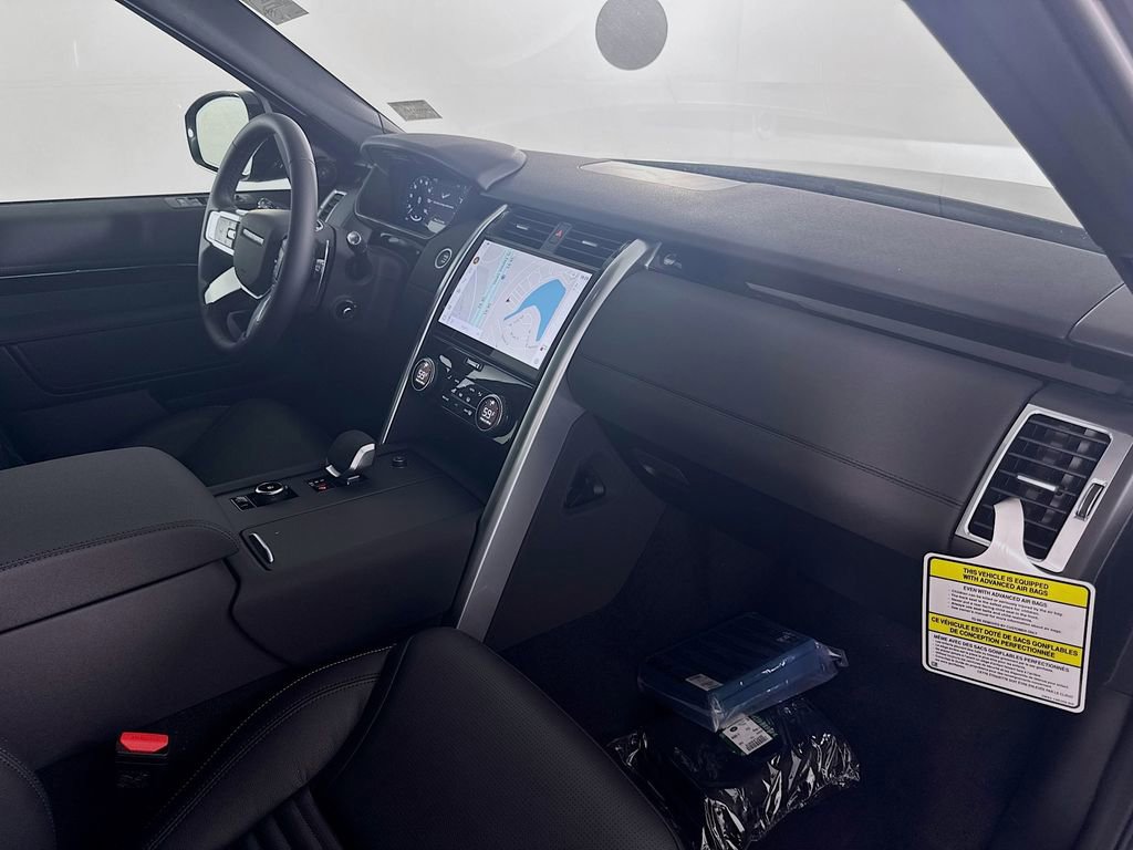 New 2025 Land Rover Discovery S image 29