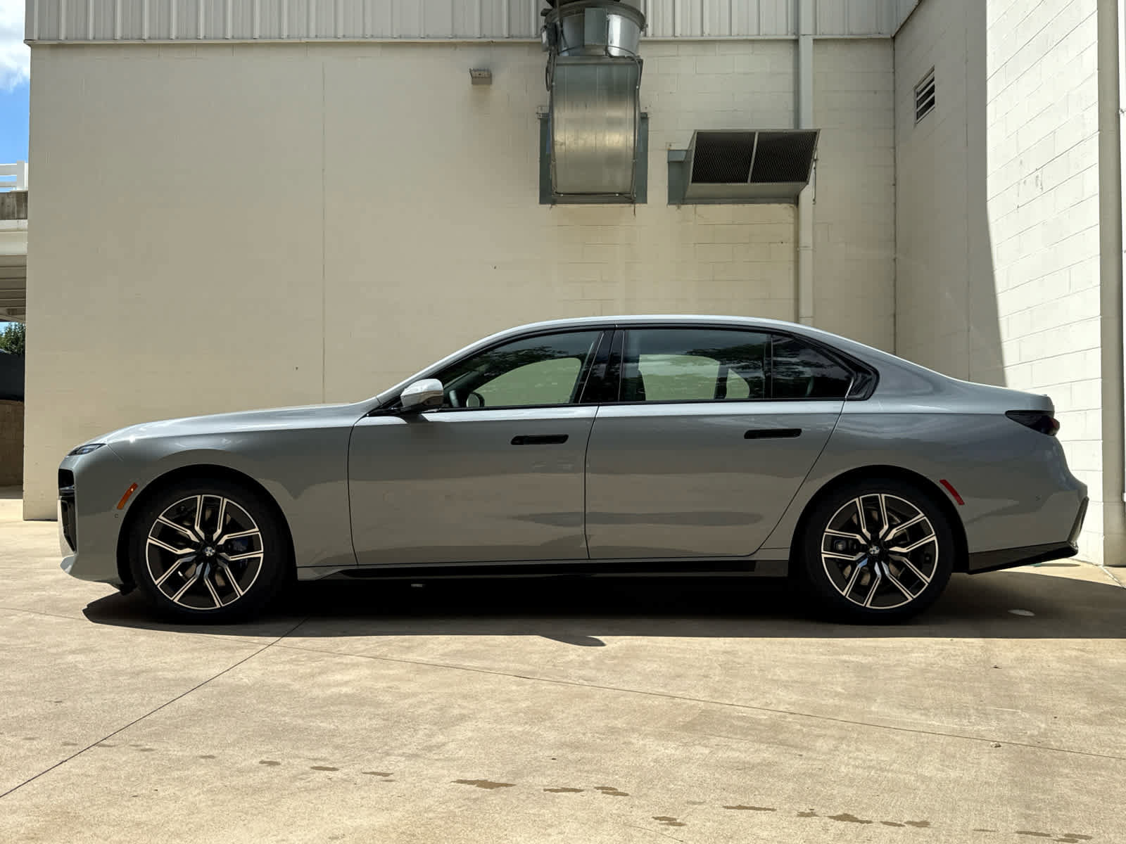 Used 2026 BMW 740i xDrive w/ Premium Package image 5