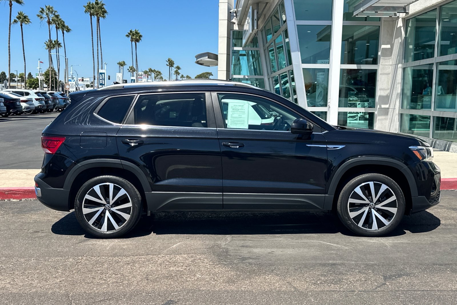 Used 2022 Volkswagen Taos SE FWD image 3
