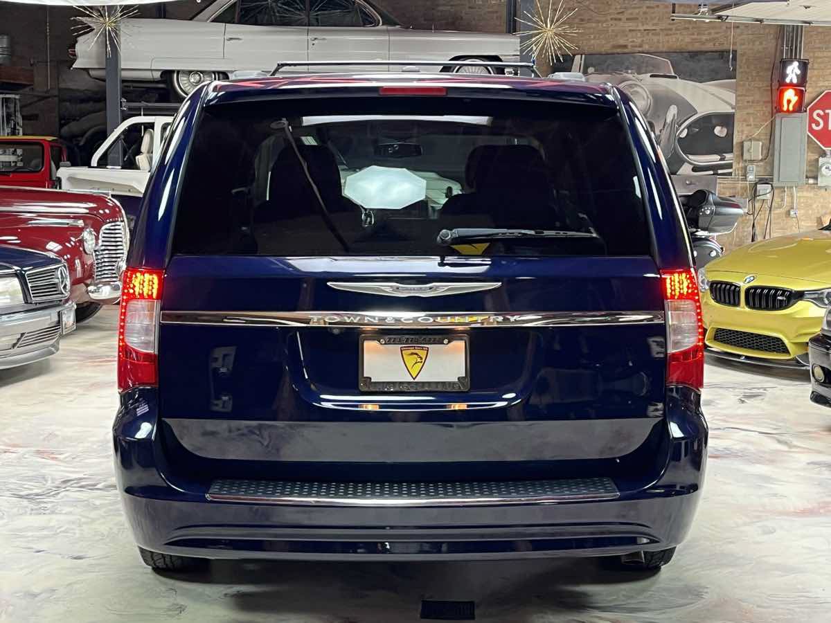 Used 2016 Chrysler Town & Country Touring w/ Driver Convenience Group FWD image 8