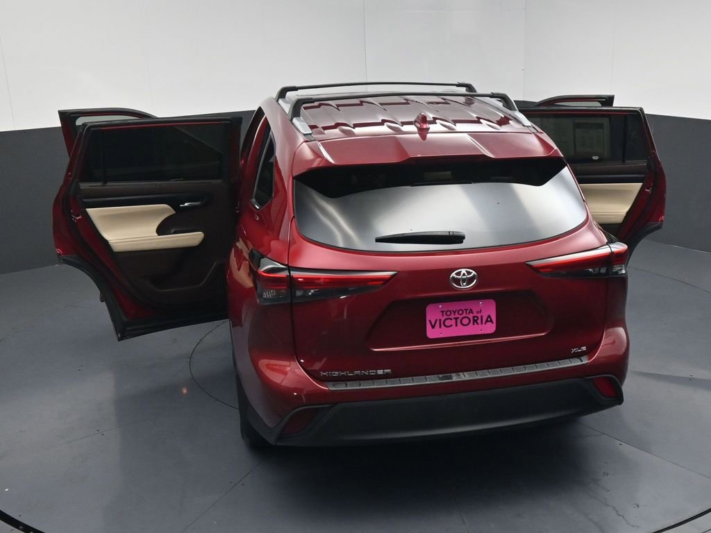 Used 2022 Toyota Highlander XLE FWD image 21