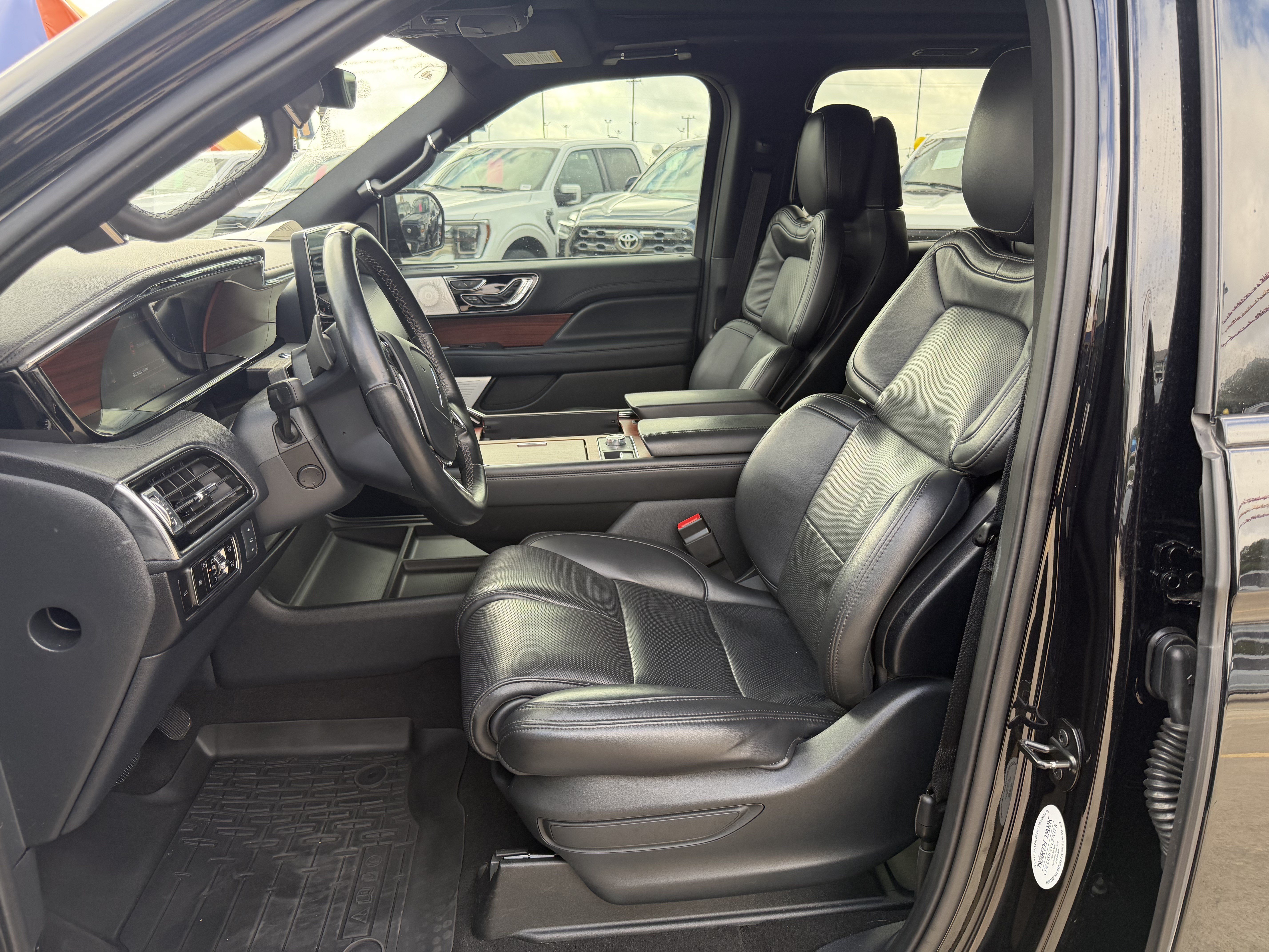 Used 2023 Lincoln Navigator Reserve AWD/4WD image 15