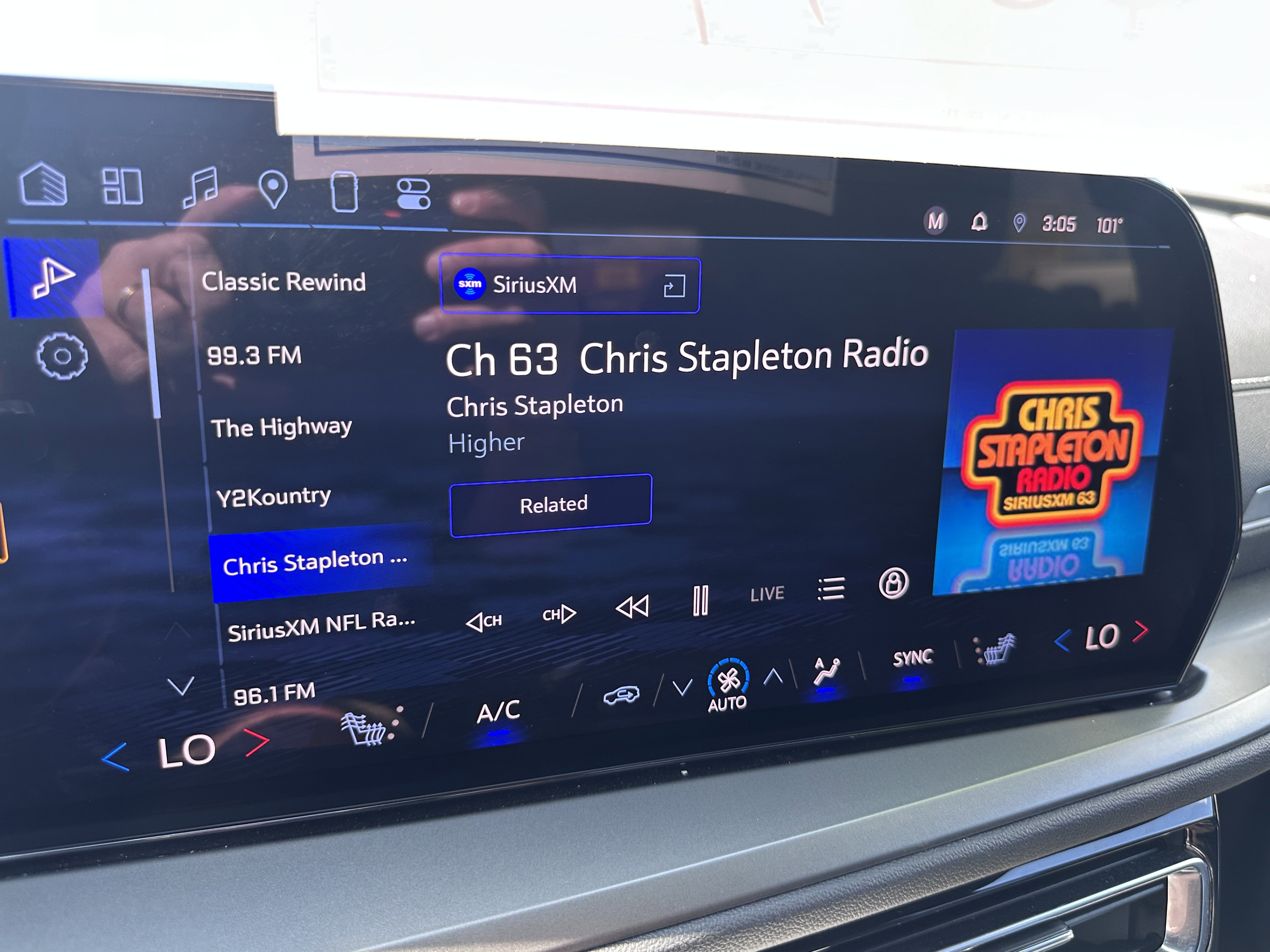 Used 2025 Chevrolet Traverse LT image 16