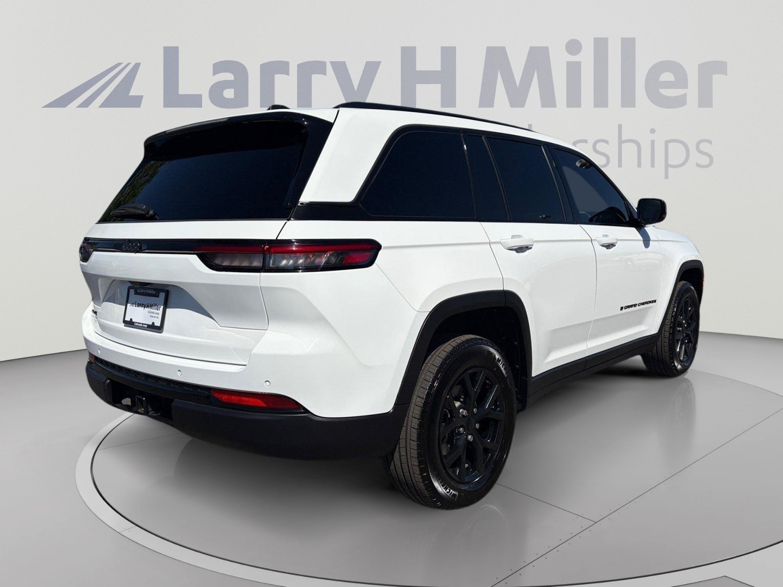 Used 2025 Jeep Grand Cherokee Altitude AWD/4WD image 5