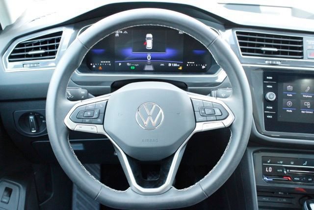 Used 2024 Volkswagen Tiguan SE w/ Panoramic Sunroof Package AWD/4WD image 20