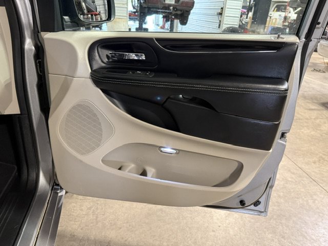 Used 2019 Dodge Grand Caravan SXT FWD image 6