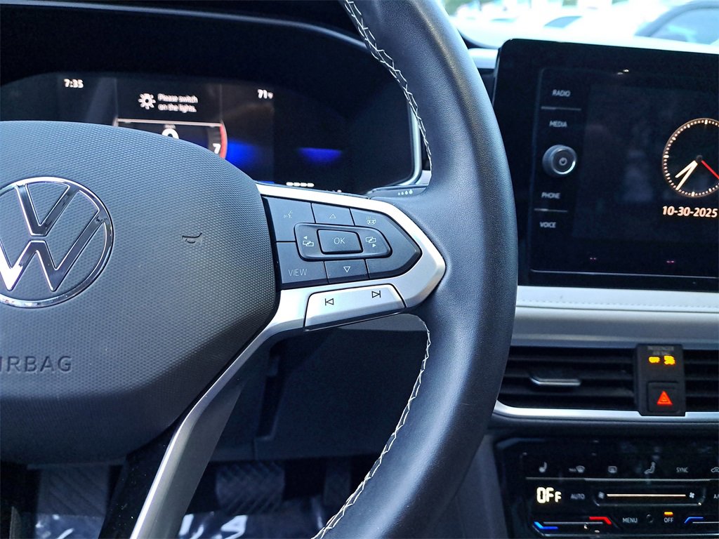 Certified 2025 Volkswagen Taos SE w/ Panoramic Sunroof Package image 12