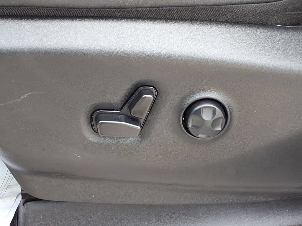 Used 2024 Chrysler Pacifica Touring-L FWD image 12