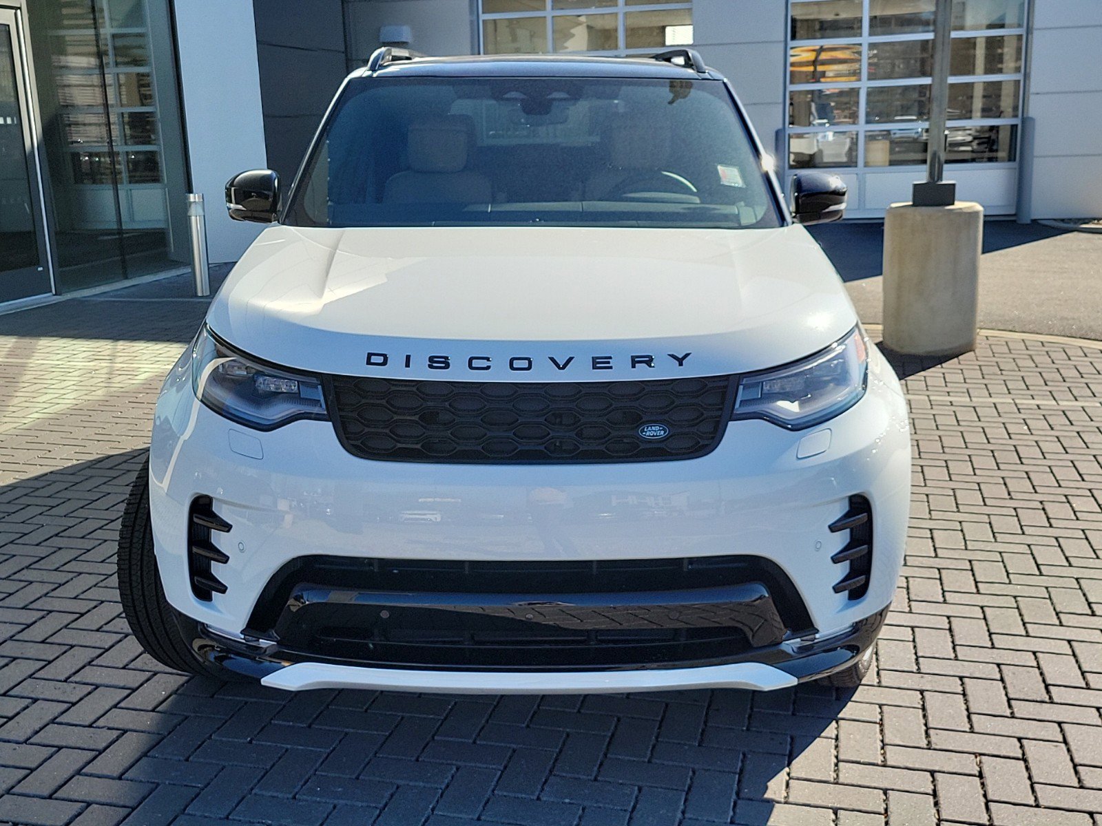 Certified 2025 Land Rover Discovery Dynamic SE AWD/4WD image 2