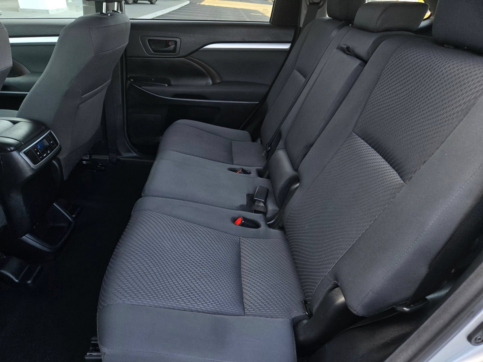 Certified 2018 Toyota Highlander LE w/ Carpet Mat Package (TMS) FWD image 11