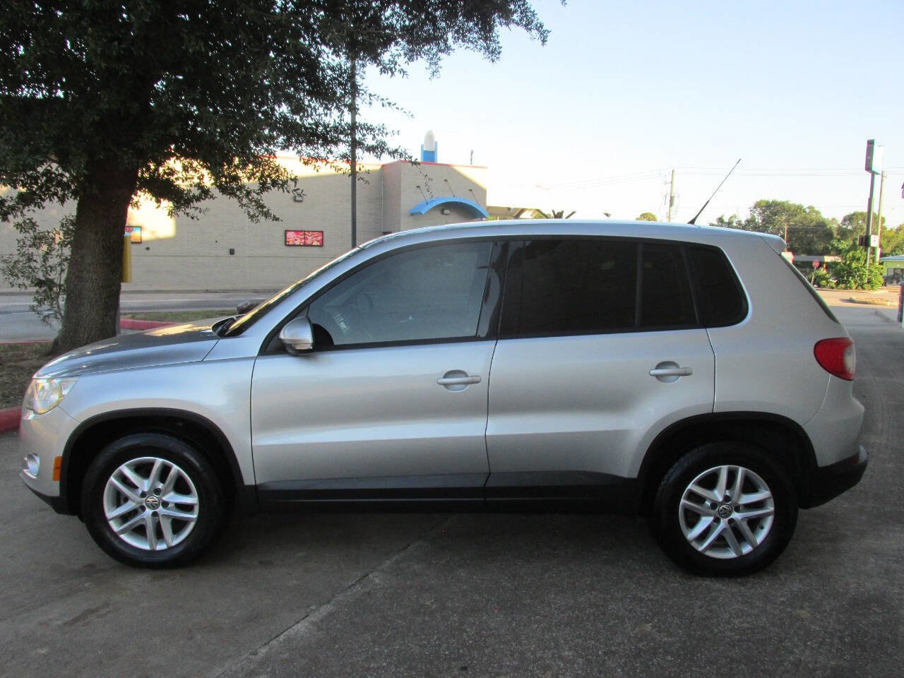Used 2011 Volkswagen Tiguan S FWD image 5